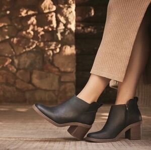 Crown Vintage Black Leather Hashel Ankle Boot Block Heel Womens Size 11